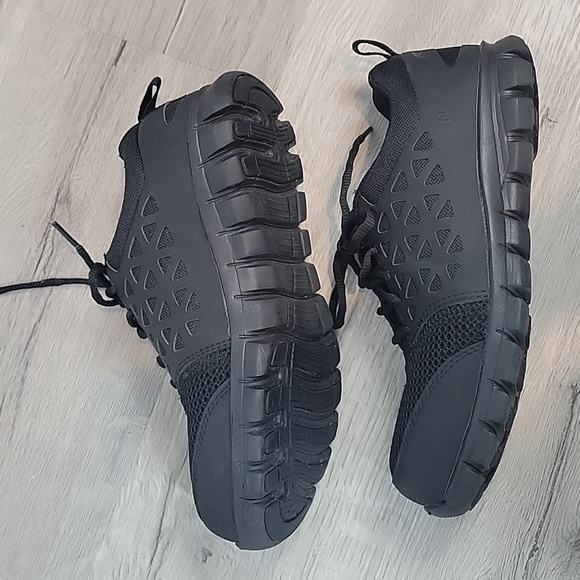 REEBOK Work Shoe Best Slip-Resist Composite Toe Electrical Hazard (EH) Non-Metal - Picture 1 of 10